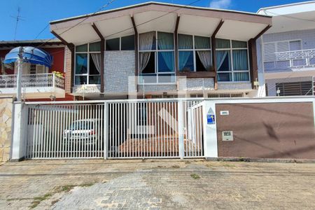 Casa à venda com 255m², 4 quartos e 3 vagasFachada 