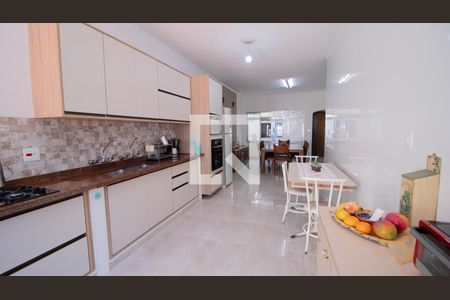 Casa à venda com 480m², 4 quartos e 4 vagas Casa à venda com 480m², 4 quartos e 4 vagasCozinha - Armários