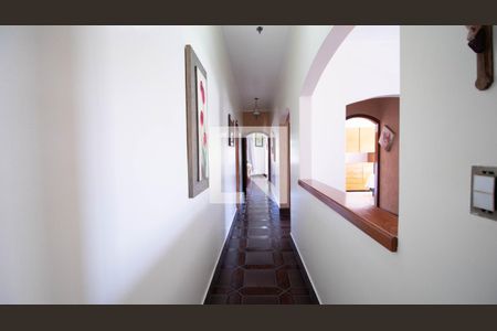 Casa à venda com 480m², 4 quartos e 4 vagas Casa à venda com 480m², 4 quartos e 4 vagasCorredor quartos