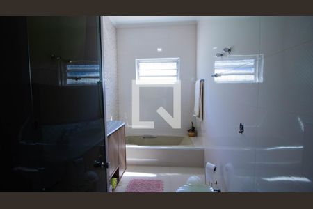 Casa à venda com 480m², 4 quartos e 4 vagas Casa à venda com 480m², 4 quartos e 4 vagasBanheiro da Suíte 3