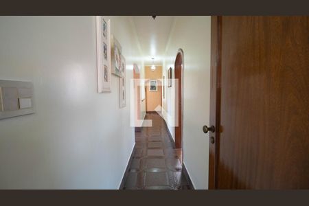 Casa à venda com 480m², 4 quartos e 4 vagas Casa à venda com 480m², 4 quartos e 4 vagasCorredor