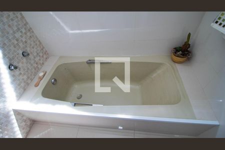 Casa à venda com 480m², 4 quartos e 4 vagas Casa à venda com 480m², 4 quartos e 4 vagasBanheiro da Suíte 3