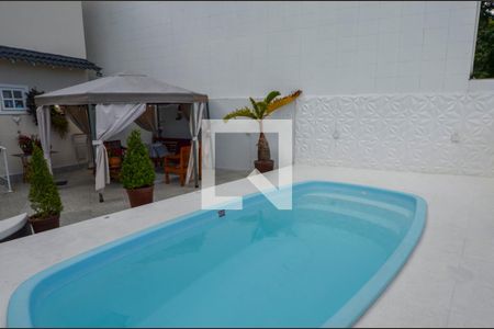 Casa de condomínio à venda com 450m², 5 quartos e 1 vaga Casa de condomínio à venda com 450m², 5 quartos e 1 vagaÁrea externa