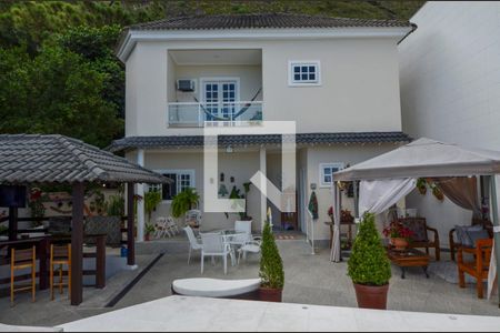 Casa de condomínio à venda com 450m², 5 quartos e 1 vaga Casa de condomínio à venda com 450m², 5 quartos e 1 vagaFachada