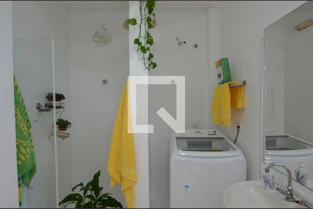 Casa de condomínio à venda com 450m², 5 quartos e 1 vaga Casa de condomínio à venda com 450m², 5 quartos e 1 vagaBanheiro de serviço