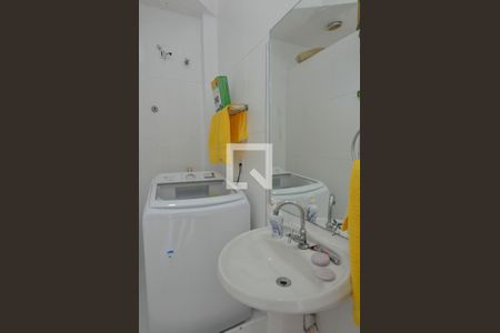 Casa de condomínio à venda com 450m², 5 quartos e 1 vaga Casa de condomínio à venda com 450m², 5 quartos e 1 vagaBanheiro de serviço