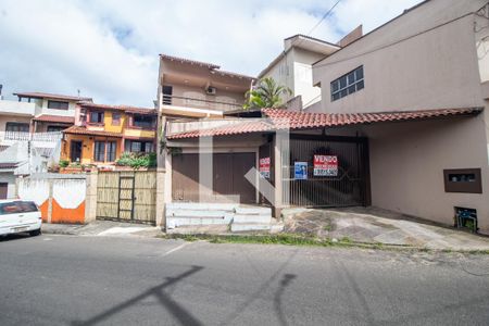 Casa à venda com 450m², 6 quartos e 5 vagas Casa à venda com 450m², 6 quartos e 5 vagasFachada