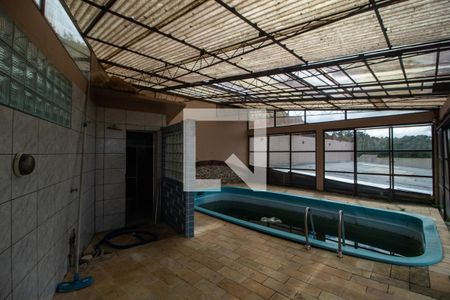 Casa à venda com 450m², 6 quartos e 5 vagas Casa à venda com 450m², 6 quartos e 5 vagasÁrea comum - Piscina