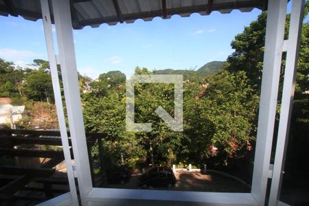 Casa de condomínio à venda com 250m², 3 quartos e 4 vagasVista