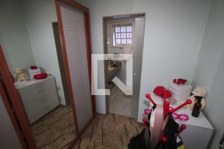 Casa de condomínio à venda com 250m², 3 quartos e 4 vagasCloset da suíte