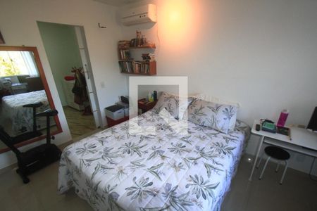 Casa de condomínio à venda com 250m², 3 quartos e 4 vagasSuite