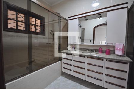 Casa à venda com 650m², 5 quartos e 8 vagasBanheiro da Suíte 2