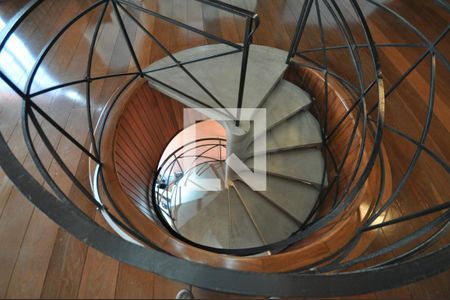 Casa à venda com 650m², 5 quartos e 8 vagasEscada