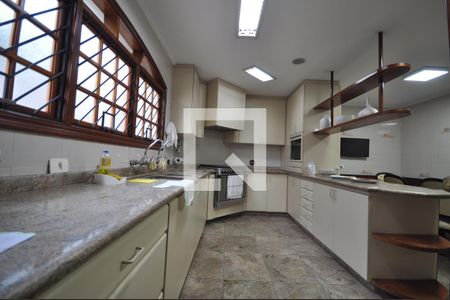 Casa à venda com 650m², 5 quartos e 8 vagasCozinha - Armários