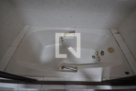 Casa à venda com 650m², 5 quartos e 8 vagasBanheiro da Suíte 2