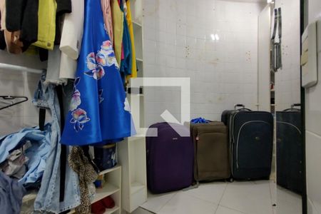 Casa de condomínio à venda com 194m², 5 quartos e 1 vaga Casa de condomínio à venda com 194m², 5 quartos e 1 vagaCloset