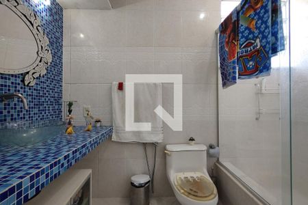 Casa de condomínio à venda com 194m², 5 quartos e 1 vaga Casa de condomínio à venda com 194m², 5 quartos e 1 vagaBanheiro da Suíte 3