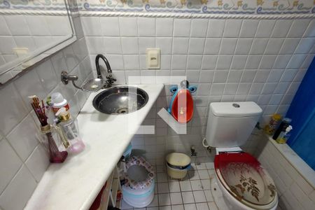 Casa de condomínio à venda com 194m², 5 quartos e 1 vaga Casa de condomínio à venda com 194m², 5 quartos e 1 vagaBanheiro da Suíte 2