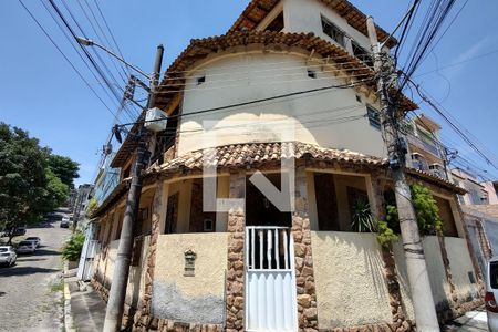 Casa de condomínio à venda com 194m², 5 quartos e 1 vaga Casa de condomínio à venda com 194m², 5 quartos e 1 vagaFachada
