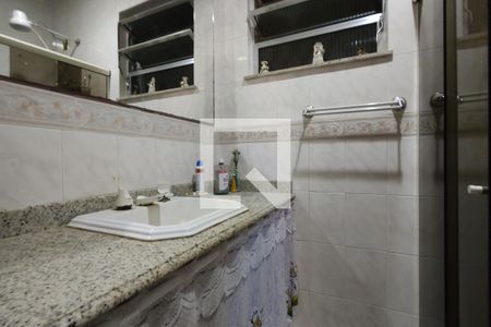 Casa de condomínio à venda com 194m², 5 quartos e 1 vaga Casa de condomínio à venda com 194m², 5 quartos e 1 vagaBanheiro da Suíte 2