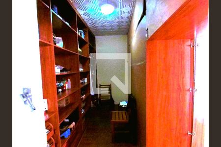 Casa à venda com 280m², 3 quartos e 2 vagasCloset pequeno comodo muito escuro