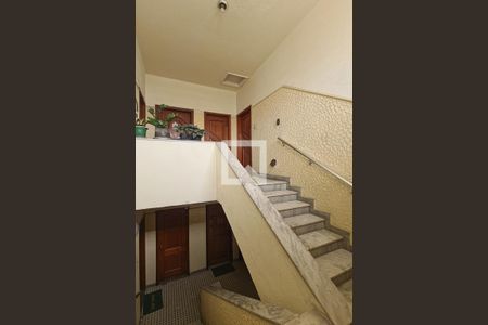 Apartamento à venda com 128m², 3 quartos e 1 vaga Apartamento à venda com 128m², 3 quartos e 1 vagaEscada