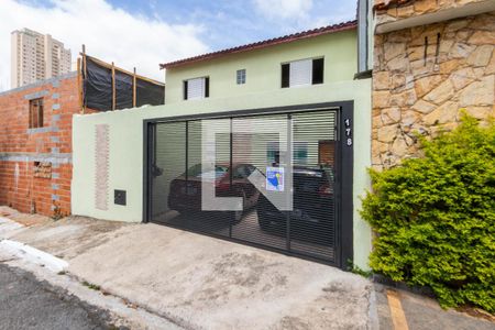 Casa à venda com 87m², 2 quartos e 2 vagas Casa à venda com 87m², 2 quartos e 2 vagasFachada