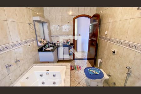 Casa à venda com 280m², 4 quartos e 4 vagasBanheiro da Suíte 1