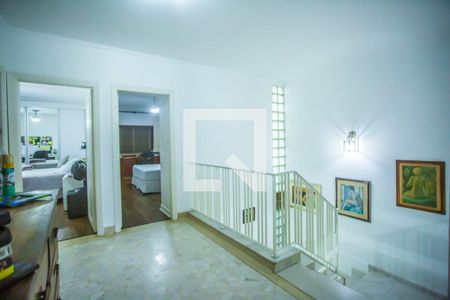 Casa à venda com 420m², 4 quartos e 10 vagas Casa à venda com 420m², 4 quartos e 10 vagasHall - piso superior