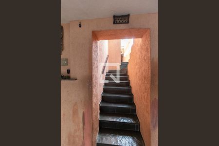 Casa à venda com 300m², 4 quartos e 3 vagas Casa à venda com 300m², 4 quartos e 3 vagasEscada