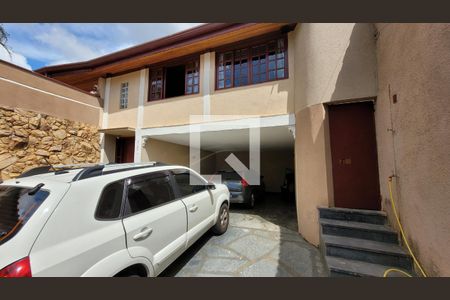 Casa à venda com 350m², 4 quartos e 3 vagas Casa à venda com 350m², 4 quartos e 3 vagasGaragem