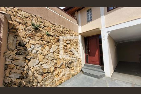 Casa à venda com 350m², 4 quartos e 3 vagas Casa à venda com 350m², 4 quartos e 3 vagasFachada