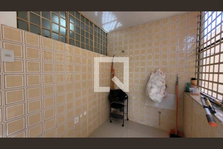 Casa à venda com 350m², 4 quartos e 3 vagas Casa à venda com 350m², 4 quartos e 3 vagasÁrea de Serviço 1