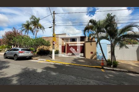 Casa à venda com 350m², 4 quartos e 3 vagas Casa à venda com 350m², 4 quartos e 3 vagasFachada