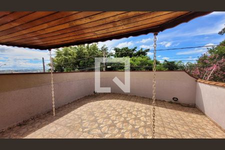 Casa à venda com 350m², 4 quartos e 3 vagas Casa à venda com 350m², 4 quartos e 3 vagasSacada