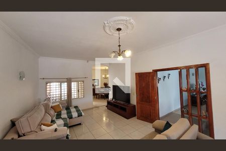 Casa à venda com 350m², 4 quartos e 3 vagas Casa à venda com 350m², 4 quartos e 3 vagasSala de TV