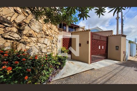 Casa à venda com 350m², 4 quartos e 3 vagas Casa à venda com 350m², 4 quartos e 3 vagasFachada