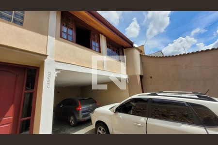 Casa à venda com 350m², 4 quartos e 3 vagas Casa à venda com 350m², 4 quartos e 3 vagasGaragem