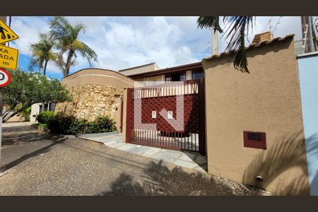 Casa à venda com 350m², 4 quartos e 3 vagas Casa à venda com 350m², 4 quartos e 3 vagasFachada