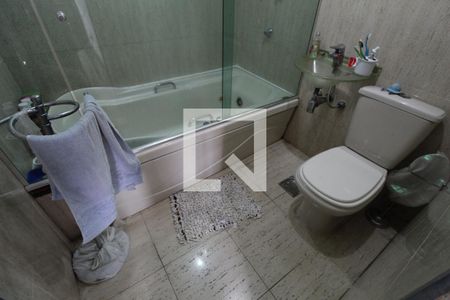 Apartamento à venda com 180m², 3 quartos e 2 vagasBanheiro da suíte