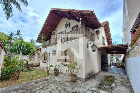 Casa à venda com 220m², 5 quartos e 2 vagas Casa à venda com 220m², 5 quartos e 2 vagasÁrea Externa