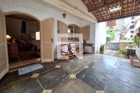 Casa à venda com 220m², 5 quartos e 2 vagas Casa à venda com 220m², 5 quartos e 2 vagasQuintal