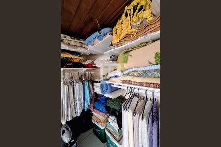 Casa à venda com 220m², 5 quartos e 2 vagas Casa à venda com 220m², 5 quartos e 2 vagasCloset da suíte 2