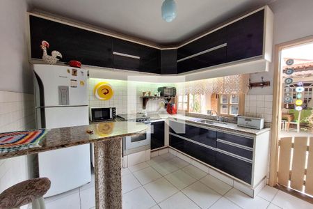 Casa à venda com 220m², 5 quartos e 2 vagas Casa à venda com 220m², 5 quartos e 2 vagasCozinha