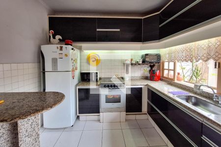 Casa à venda com 220m², 5 quartos e 2 vagas Casa à venda com 220m², 5 quartos e 2 vagasCozinha