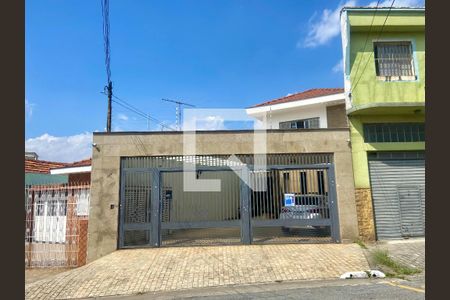 Casa à venda com 450m², 4 quartos e 7 vagas Casa à venda com 450m², 4 quartos e 7 vagasFachada