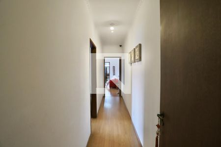 Casa à venda com 450m², 4 quartos e 7 vagas Casa à venda com 450m², 4 quartos e 7 vagasCorredor