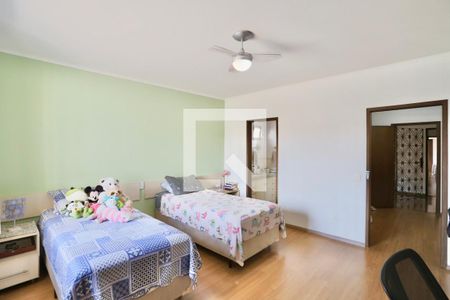 Casa à venda com 450m², 4 quartos e 7 vagas Casa à venda com 450m², 4 quartos e 7 vagasQuarto 1