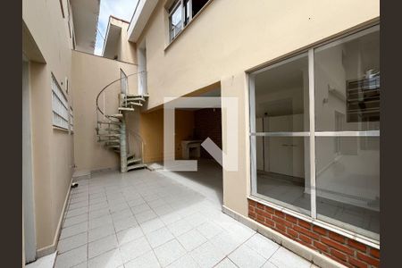Casa à venda com 198m², 4 quartos e 3 vagas Casa à venda com 198m², 4 quartos e 3 vagasÁrea externa