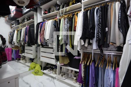 Casa à venda com 180m², 4 quartos e 2 vagasSuíte